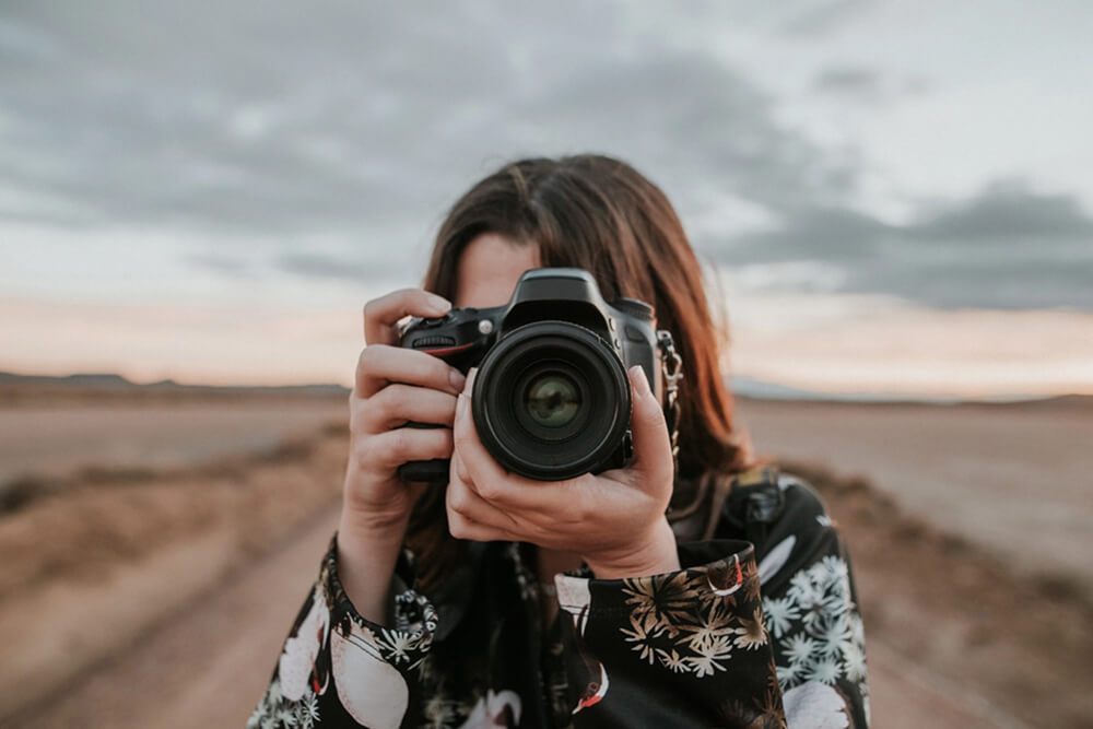 Девушка фотографирует